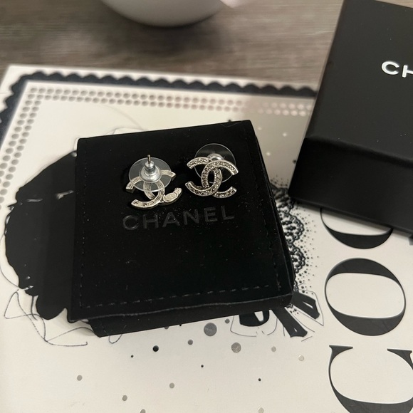 CHANEL CC Classic Silver Stud Earrings - AUTH - Picture 4 of 9